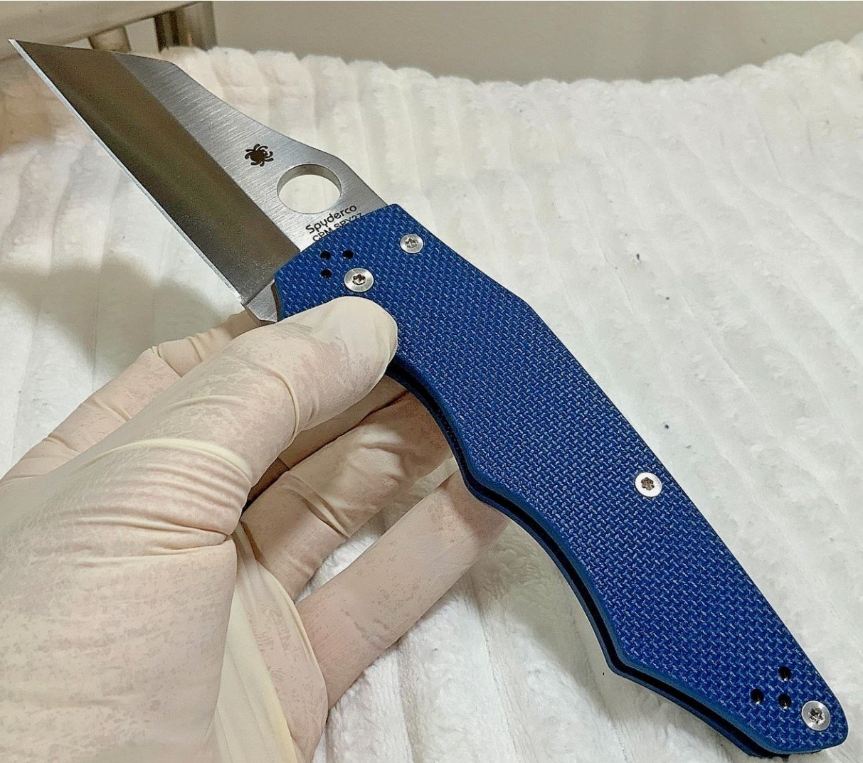 Spyderco YoJumbo Cobalt Blue (C253GPCBL) CPM SPY27 Wharncliffe Blade Folder - Image 4